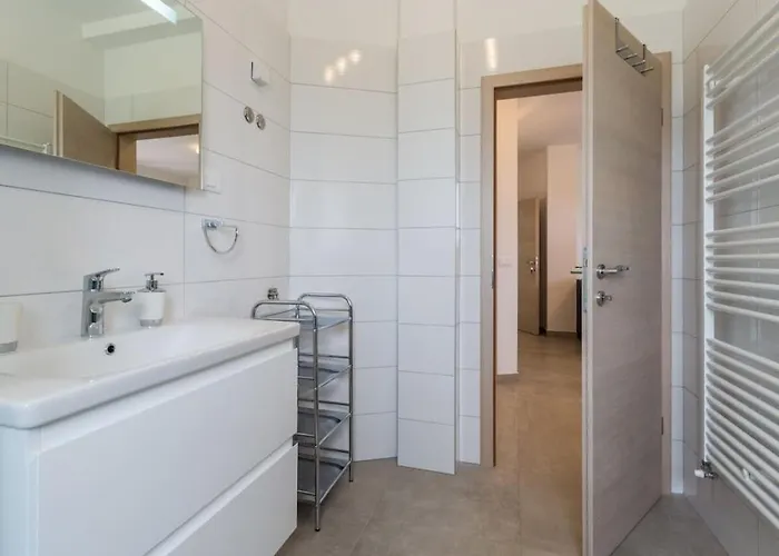 Vikendica In With Swimming Pool