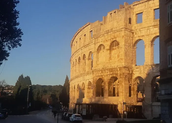 Vikendica In With Swimming Pool Pula