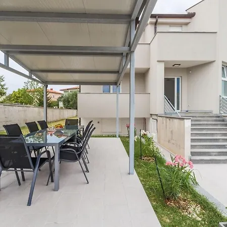 Nyaraló In Pula With Swimming Pool Štinjan