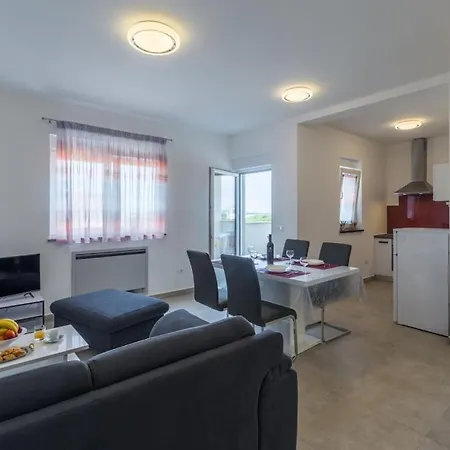 In Pula With Swimming Pool Nyaraló Štinjan