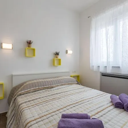 In Pula With Swimming Pool Nyaraló