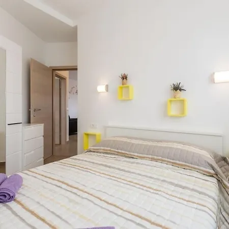 Nyaraló In Pula With Swimming Pool Štinjan