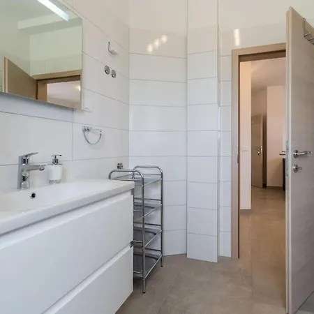 Nyaraló In Pula With Swimming Pool *