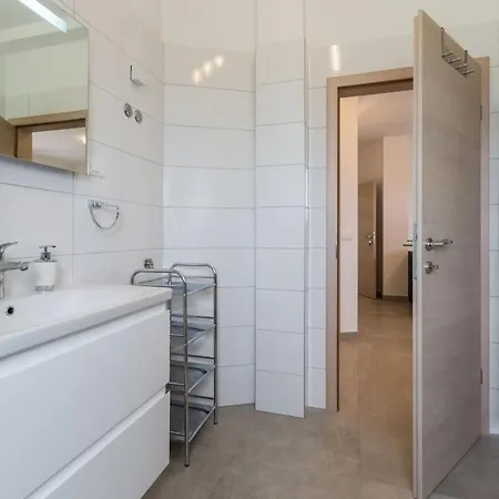 Nyaraló In Pula With Swimming Pool