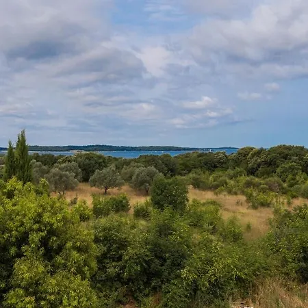 Nyaraló In Pula With Swimming Pool *
