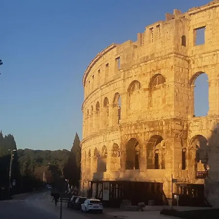 Будинок відпочинку In With Swimming Pool Пула