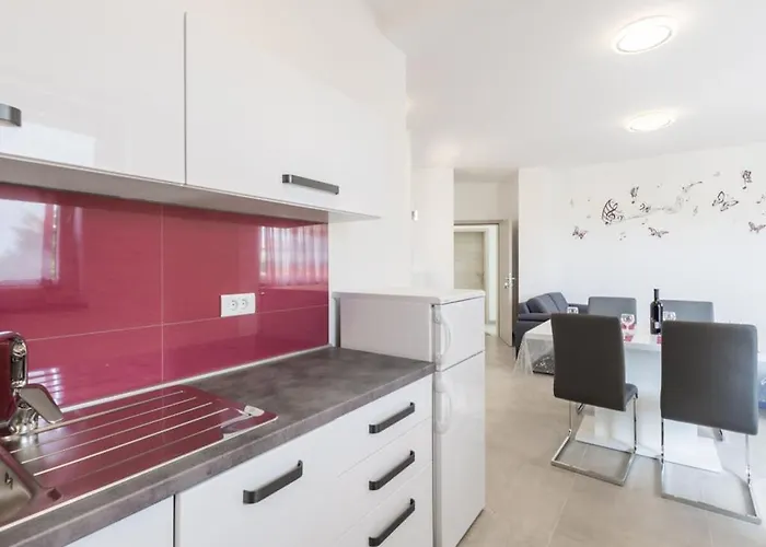 In With Swimming Pool Будинок відпочинку *