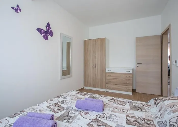 Будинок відпочинку In With Swimming Pool