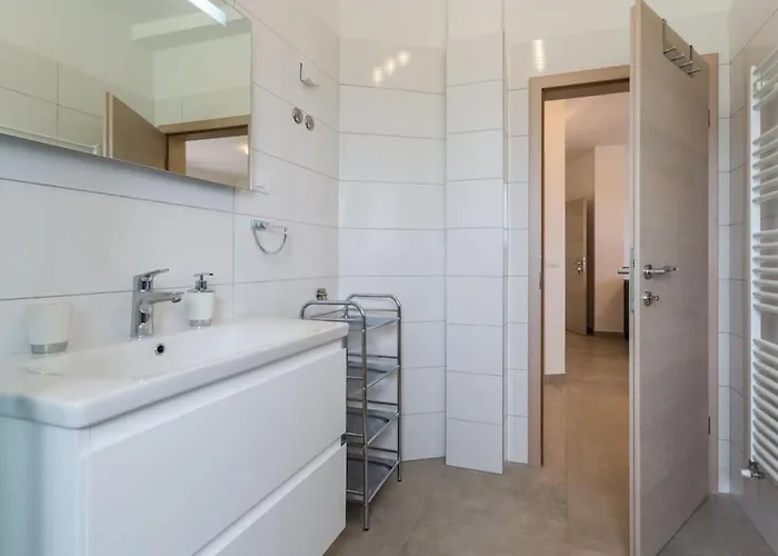 Будинок відпочинку In With Swimming Pool *