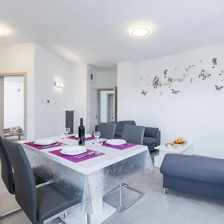 In With Swimming Pool Casa vacanze Pola