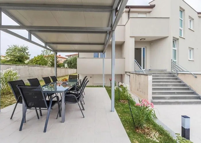 Casa vacanze In With Swimming Pool Pola